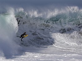 POZOR VLNA. Boogieboarder na kalifornské plái Newport Beach. Díky hurikánu...