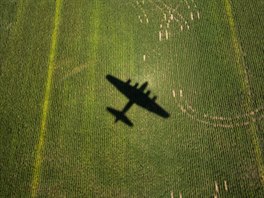 LET Z MINULOSTI. Stín bombardéru B-17 na polích nedaleko msta Culpeper ve...
