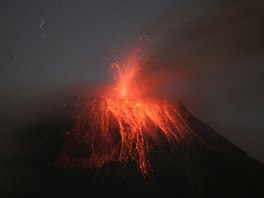 OHNIVÉ HRDLO. V Ekvádoru se opt probrala k ivotu sopka Tungurahua a nabídla...