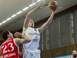 esk basketbalista Patrik Auda zakonuje, zkou ho rozhodit Toko engelia...