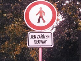 Dopravn znaka, kter od srpna 2014 zakazuje voztkm segway vjezd na Kampu