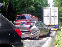 Nehoda dvou osobnch a jednoho nkladnho vozidla na silnici slo 35 mezi...