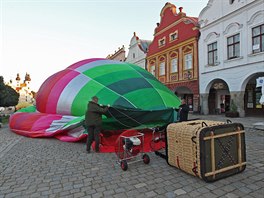 První přípravy na vzlet balonů na telčském náměstí.