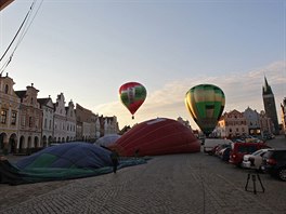 První balony se pomalu odpoutávají od zemského povrchu a stoupají k nebi.