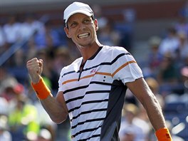 Tom Berdych se raduje z vhry nad Lleytonem Hewittem z Austrlie.