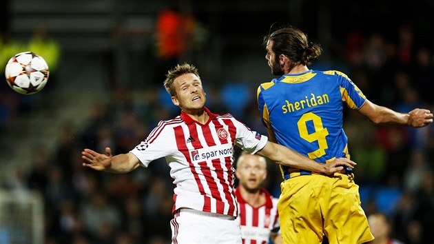 V hlavikovm souboji placht  Kenneth Emil Petersen (vlevo) z Aalborgu a Cillian Sheridan z APOELU Niksie.