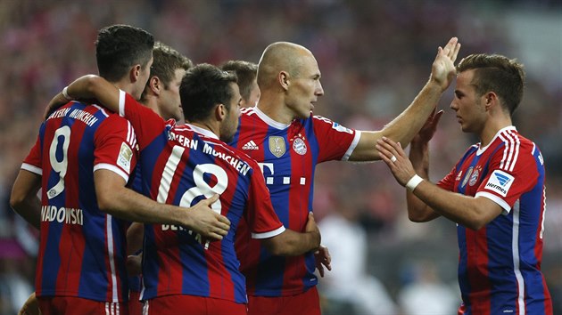 Fotbalist Bayernu Mnichov Lewandowski, Mller, Bernat, Robben a Goetze slav gl proti Wolfsburgu.