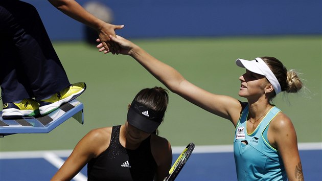 PEKVAPEN. esk tenistka Karolna Plkov vyadila ve 2. kole US Open bvalou svtovou jedniku Anu Ivanoviovou (v ernm).