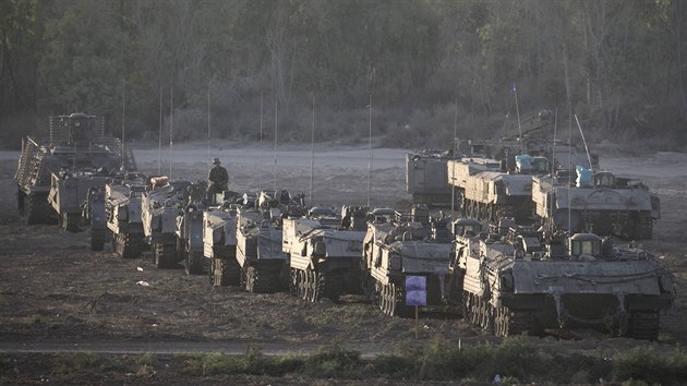 Izraelsk tanky pobl hranic s Psmem Gazy (20. srpna 2014).