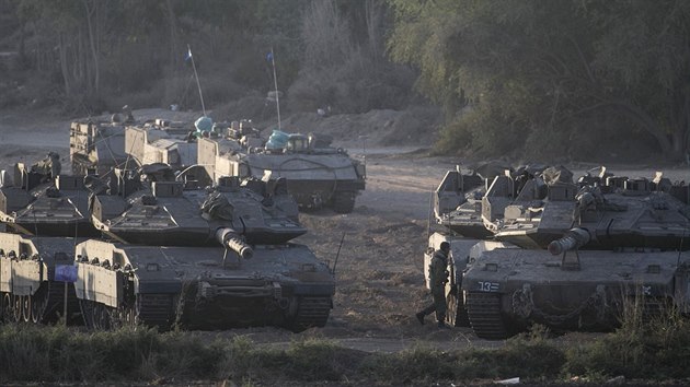 Izraelsk tanky stoj pobl hranic s Psmem Gazy (20.srpna 2014).