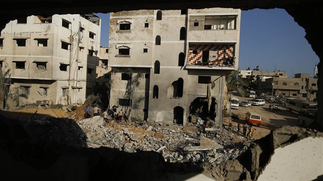 Palestinci prohl domy, kter byly podle svdk znieny bhem izraelskho nletu (20. srpna 2014).
