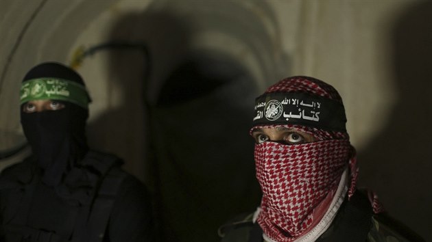Palestint bojovnci Brigd Ksam, ozbrojenho kdla Hamasu, stoj v tunelu (19.srpna 2014).