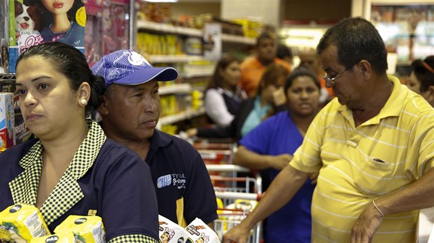 Fronty v supermarketu v Caracasu (21. srpna 2014).