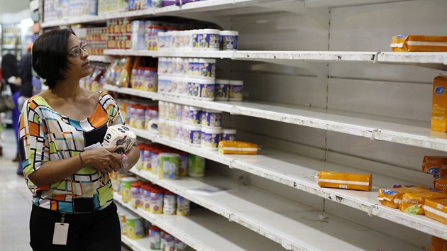 ena nakupuje v supermarketu v Caracasu (21. srpna 2014).