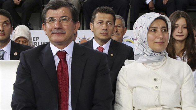 Budouc premir Turecka Ahmet Davutoglu s manelkou Sarou na sjezdu AKP (27. srpna 2014).