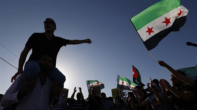 Syan ijc v Jordnsku mvaj opozin vlajkou ped syrskou ambaddou v Ammnu, pipomli si rok od chemickho toku na pedmst Damaku (21. srpna 2014).