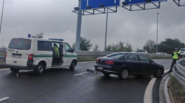 Volkswagen vrazil do policejnho auta, po nrazu zranil dva policisty (26.8.2014)