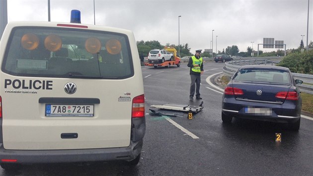 Volkswagen vrazil do policejnho auta, po nrazu zranil dva policisty (26.8.2014)