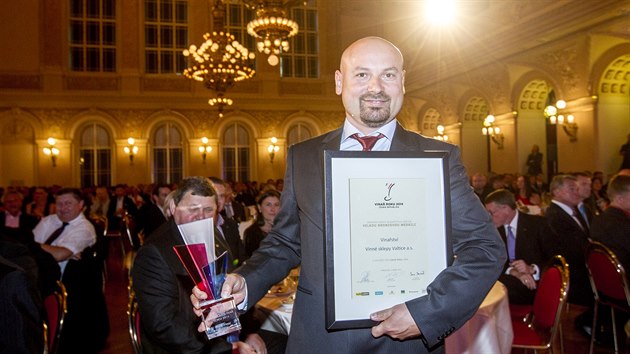 Tet msto v letonm ronku soute obsadilo Vinn sklepy Valtice, cenu pevzal jejich zstupce Marek astn (21. srpna 2014)