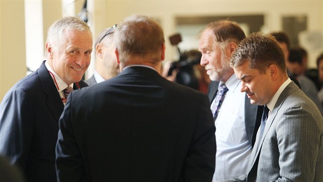 Expremiér Mirek Topolánek (vlevo) před soudním jednáním s lobbistou Markem Dalíkem (vpravo), který podle obžaloby požadoval téměř půlmiliardový úplatek při vyjednávání o nákupu obrněných transportérů Pandur. (21. srpna 2014)