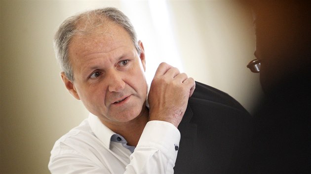 Majitel zbroja�sk� firmy MPI Group Michal Smr� p�ed soudn�m jedn�n�m s lobbistou Markem Dal�kem, kter� podle ob�aloby po�adoval t�m�� p�lmiliardov� �platek p�i vyjedn�v�n� o n�kupu obrn�n�ch transport�r� Pandur. (21. srpna 2014)