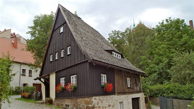 Jeden z nejstarch dom ve mst, pravdpodobn postaven ped rokem 1604. Pvodn zde bydlel mstn ryb, domek je vak znmy pod jmnem Hexenhuschen, tedy "domek arodjnic". Pestl toti nejen velk por z roku 1634, ale i vechny dal pohromy - a jak jinak ne dky magick ochran.