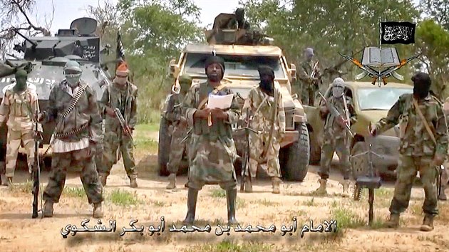 Nigerijští radikální islamisté ze skupiny Boko Haram v čele s Abubakarem Šekauem (uprostřed) na videozáběru z projevu k podpoře iráckému Islámskému státu. (13. července 2014)