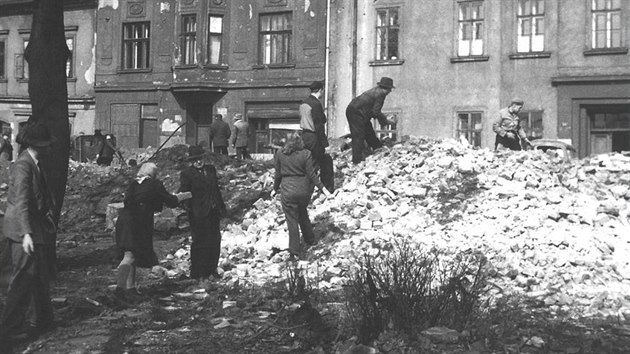 Občané Ostravy záhy po náletu začali s úklidem spouště, kterou bomby v centru města napáchaly.