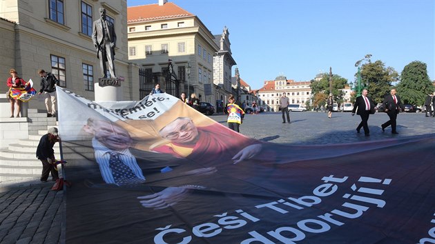 U sochy T.G. Masaryka protestující rozvinuli obří plakát s podobiznou exprezidenta Václava Havla a dalajlámy, který visel na domě Martina Bursíka i na nábřeží v domě, kde žil Václav Havel.