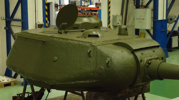 Věž tanku v průběhu restaurování.