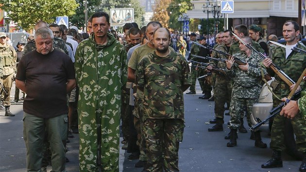 Prorut povstalci pedvedli davu v Doncku na vchod Ukrajiny nkolik destek vlench zajatc. (24. srpna 2014)