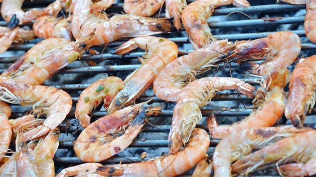 Namarinované krevetky mají na grilu získat růžovou barvu, maso by mělo podle šéfkuchaře Martina Černohorského zmatnět.  