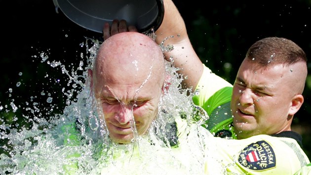 Brnnsk mstsk policie a hasii se pidali k vzv Ice Bucket Challenge. Hned tyicet se jich najednou zlilo proudem vody. Na snmku mluv hasi Jaroslav Mikoka (vlevo) a mstsk policie Jakub Ghanem.