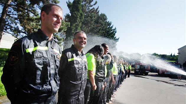 Brnnsk mstsk policie a hasii se pidali k vzv Ice Bucket Challenge. Hned tyicet se jich najednou zlilo proudem vody.
