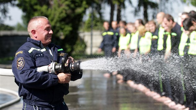 Brnnsk mstsk policie a hasii se pidali k vzv Ice Bucket Challenge. Hned tyicet se jich najednou zlilo proudem vody.