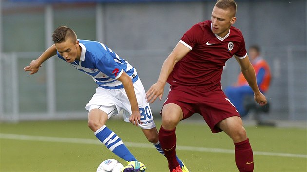 Sparansk obrnce Pavel Kadebek (vpravo) bojuje s Ryanem Thomas ze Zwolle v utkn Evropsk ligy.