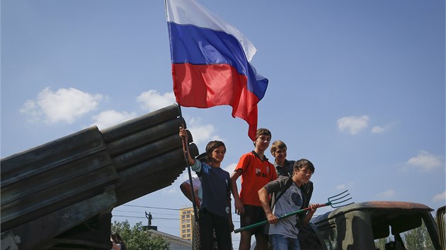 Stoupenci proruskch separatist se seli v centru Doncku. (24. srpna 2014)