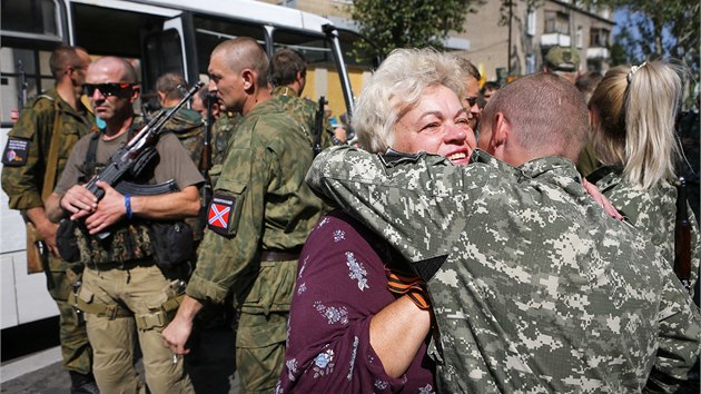 Stoupenci proruskch separatist se seli v centru Doncku. (24. srpna 2014)