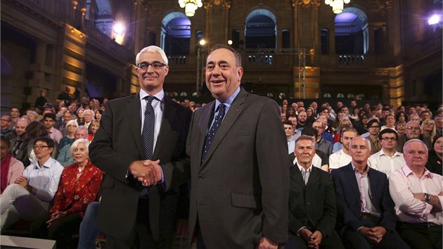 Nkdej britsk ministr financ Alistair Darling (vlevo) se v televizn debat stetl se skotskm prvnm ministrem Alexem Salmondem. (25. srpna 2014)
