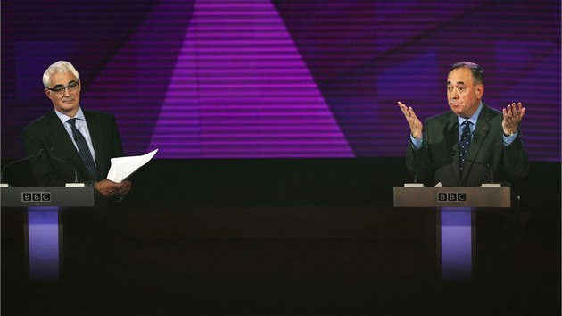 Nkdej britsk ministr financ Alistair Darling (vlevo) se v televizn debat stetl se skotskm prvnm ministrem Alexem Salmondem. (25. srpna 2014)