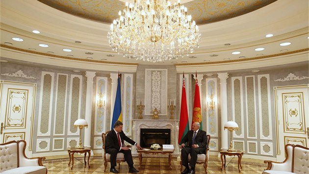 Ukrajinsk prezident Petro Poroenko jedn v Minsku se svm bloruskm protjkem Alexandrem Lukaenkem (26. srpna 2014)