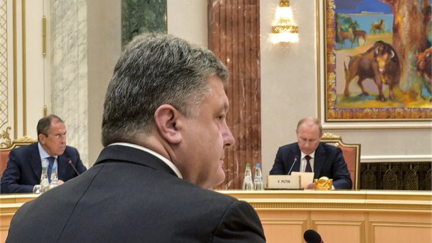 Ukrajinský prezident Petro Poroenko se v Minsku seel se svým ruským