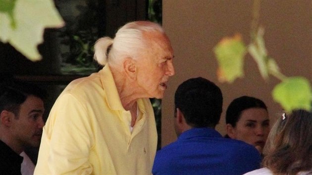 Kirk Douglas zaal  v 97 letech nosit culk.