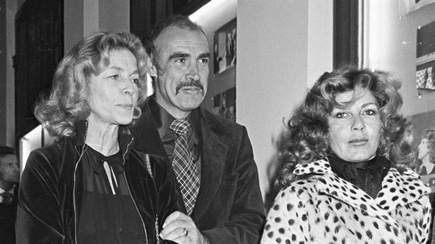 Sean Connery s herekou Lauren Bacallovou (vlevo) a svou manelkou Micheline Roquerbruneovou v roce 1975
