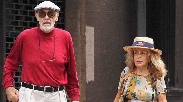 Sean Connery s manellkou Micheline Roquerbruneovou vyrazili na nkupy (srpen 2014)