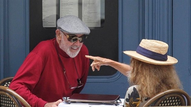 Sean Connery s manelkou na obd (srpen 2014)