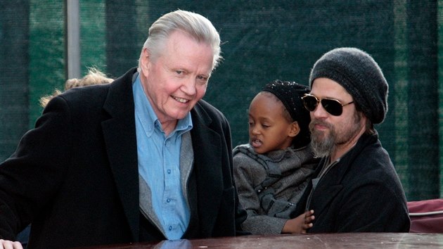 K usmen s otcem piml Angelinu Jolie Brad Pitt, aby jejich dti mly i druhho ddeka.
