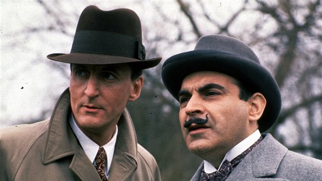 Ze seriálu Hercule Poirot (Poirota hraje David Suchet, kapitána Hastingse Hugh Fraser).