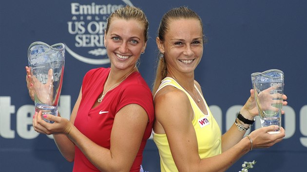 FINALISTKY S TROFEJEMI. Vtzn Petra Kvitov (vlevo) a Magdalna Rybrikov po finle turnaje v New Havenu. 