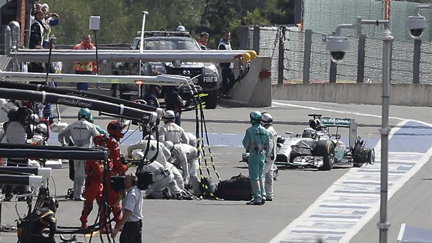 DO BOX. Lewis Hamilton zajd k mechanikm s odepsanou pneumatikou ve Velk cen Belgie formule 1. 